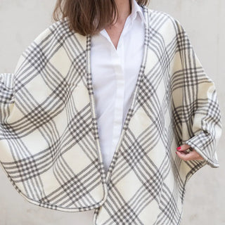 Foto de mujer llevando nuestra Capa de pura lana virgen de Grazalema. Real Fábrica