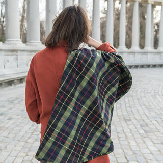 Foto de mujer de espalda llevando nuestra Capa corta escocesa de Grazalema. Real Fábrica