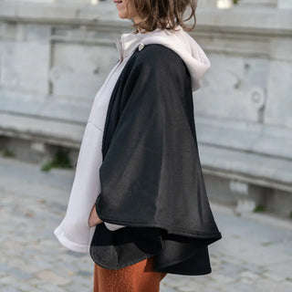 Foto de mujer de perfil luciendo nuestra Capa corta de lana merino. Real Fábrica