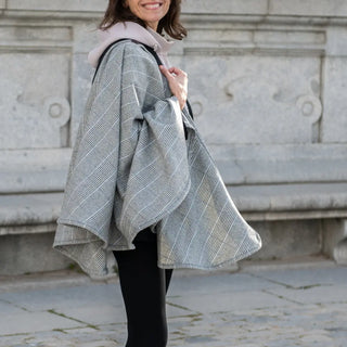 Foto de mujer luciendo muestra Capa corta de lana merino príncipe de gales  de Grazalema. Real Fábrica