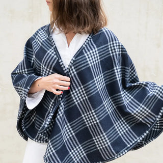 Foto de mujer luciendo nuestra hermosa capa de Grazalema corta. Real Fábrica