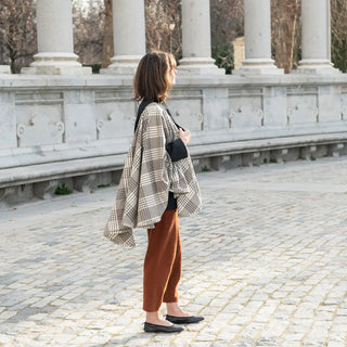 Foto de mujer luciendo nuestra Capa de lana merino elaboradas con productos de calidad y manos ¡Artesanas y estilosas!. Real Fábrica