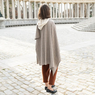 Foto de mujer de espalda luciendo nuestra capa larga de grazalema en color principe de gales. Real Fábrica