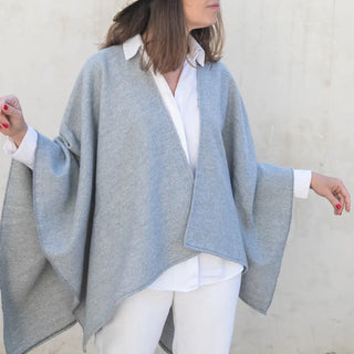 Foto de mujer luciendo nuestra Capa de lana merino gris claro. Real Fábrica