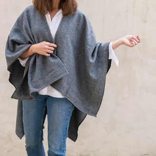Foto de mujer luciendo nuestra Capa ponchito de lana merino color gris. Real Fábrica