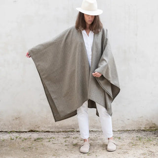 Foto de mujer luciendo Nuestras Capas de lana merino elaboradas con productos de calidad y manos ¡Artesanas y estilosas!. Real Fábrica