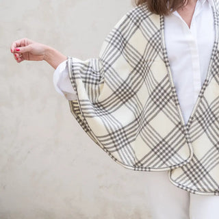 Capa de lana merino endrinal,  porque nosotros tenemos nuestras capas de pura lana virgen de Grazalema. Real Fábrica