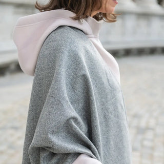 Foto de mujer luciendo Nuestras Capas de lana merino elaboradas con productos de calidad y manos ¡Artesanas y estilosas!. Real Fábrica