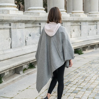 Foto de mujer de espalda llevando nuestra Capa larga de Grazalema de color marengo. Real Fábrica