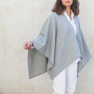 Nuestras Capas de lana merino elaboradas con productos de calidad y manos ¡Artesanas y estilosas!. Real Fábrica