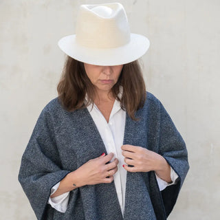 Foto de mujer llevando muestra Capa de lana merino ligera gris oscuro de Grazalema. Real Fábrica