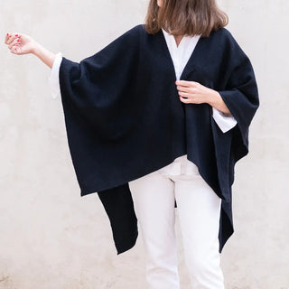 Foto de mujer luciendo nuestra Capa ponchito de lana merino color negro. Real Fábrica
