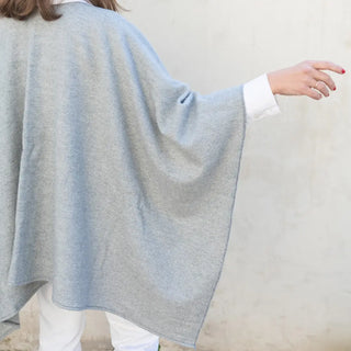 Capa ponchito de Grazalema de color gris claro. Real Fábrica