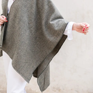 Nuestras Capas de lana merino elaboradas con productos de calidad y manos ¡Artesanas y estilosas!. Real Fábrica