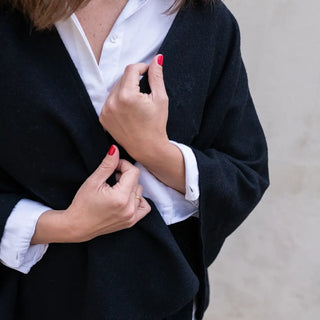 Nuestras Capas de lana merino elaboradas con productos de calidad y manos ¡Artesanas y estilosas!. Real Fábrica