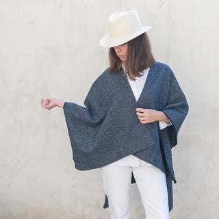 Nuestras Capas de lana merino elaboradas con productos de calidad y manos ¡Artesanas y estilosas!. Real Fábrica