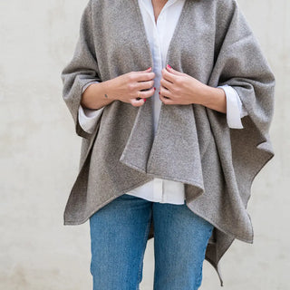 Nuestras Capas de lana merino elaboradas con productos de calidad y manos ¡Artesanas y estilosas!. Real Fábrica