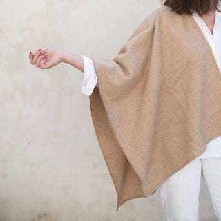 Nuestras Capas de lana merino elaboradas con productos de calidad y manos ¡Artesanas y estilosas!. Real Fábrica