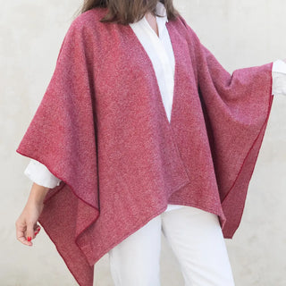 Nuestras Capas de lana merino elaboradas con productos de calidad y manos ¡Artesanas y estilosas!. Real Fábrica