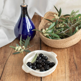 Cazuela de Barro cuadrada pequeña con asas en color blanco junto con aceitera de cerámica y cesto con olivo. Real Fábrica