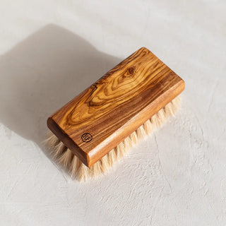 Cepillo de crin blanco y madera de olivo para peinar mantas y bufandas de mohair. Real Fábrica.