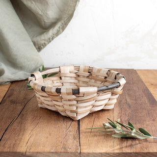 Foto de cesta de castaño hecha a mano por artesanos de Salamanca. Para tu cocina, el salón o para almacenar los juguetes de los niños. Real Fábrica.