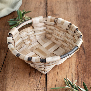 Cesta terrera baja, perfecta para organizar la cocina o el interior de un armario. Además, su acabado artesano en madera de castaño es muy decorativo. Real Fábrica.