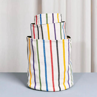 Foto de tres cestos tejido canario de Eturel , un organizador de tela con diseño tradicional para guardar productos de baño o cocina. Real Fábrica.