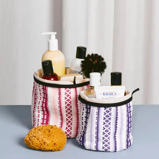 Foto frontal de un cesto Alpujarra de Eturel, un organizador de tela con diseño tradicional para guardar productos de baño o cosmética, como se muestra en la foto. Real Fábrica.