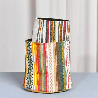 Foto de dos cestos Alpujarra de Eturel en dos colores , un organizador de tela con diseño tradicional para guardar productos de baño o cosmética. Real Fábrica.