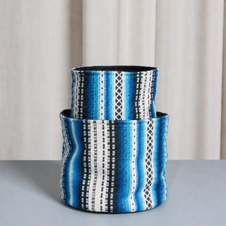 Foto de dos cestos Alpujarra de Eturel , un organizador de tela con diseño tradicional para guardar productos de baño o cocina. Real Fábrica.