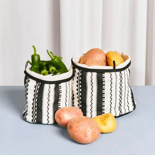 Foto frontal de dos cesto Alpujarra de Eturel, un organizador de tela con diseño tradicional para guardar y ordenar, como se muestra en la foto. Real Fábrica.