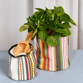Foto frontal de un cesto Alpujarra de Eturel, un organizador de tela con diseño tradicional para guardar productos o usarlo como maceta, como se muestra en la foto. Real Fábrica.