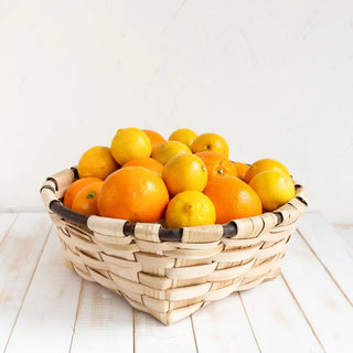 Foto de cesto de castaño hecho a mano en Salamanca con naranjas en su interior. Real Fábrica