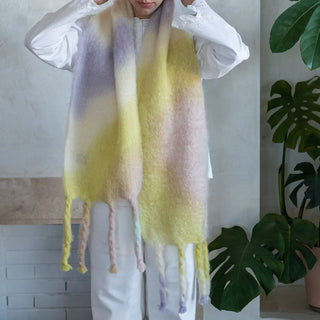 Un Chal de mohair, suave, cálido y ligero. Está hecho a mano por los artesanos riojanos de Ezcaray. Real Fábrica.