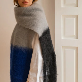 Foto de mujer luciendo nuestra Chal estilo bufanda confeccionado en mohair de primera calidad, abrigado, duradero y muy suave. Es un producto de Ezcaray, en La Rioja. Real Fábrica.