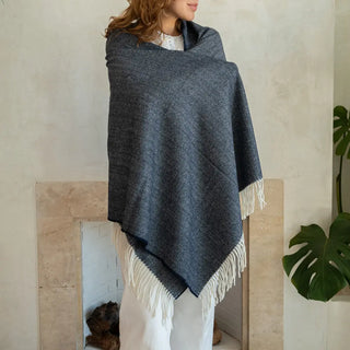 Chal de grazalema azul marino de la  sierra  Cádiz , vista en detalle del tejido de espiga de lana-Real Fábrica