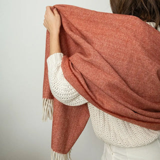 Chal de grazalema arcilla de la sierra de Cádiz, vista en detalle del tejido de espiga de lana-Real Fábrica