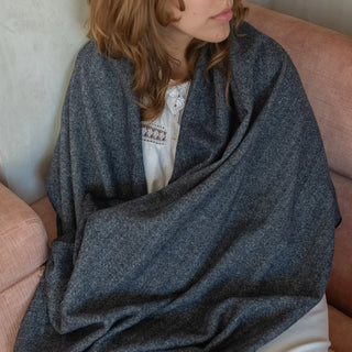 Chal de lana merino tejido con diseño de espiga en color azul marino.  Real Fábrica.