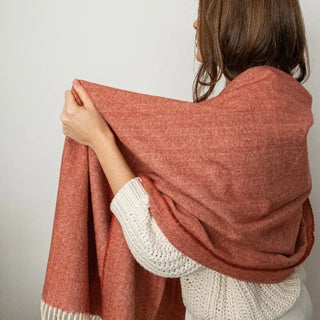 Foto de mujer luciendo nuestro chal de grazalema arcilla sierra de Cádiz-Real Fábrica