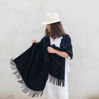 Foto de mujer luciendo nuestro Chal de grazalema negro de la sierra Cadiz, Real Fábrica