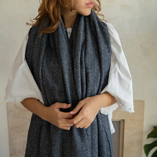 Foto de mujer luciendo nuestro chal de grazalema azul marino - Real Fábrica