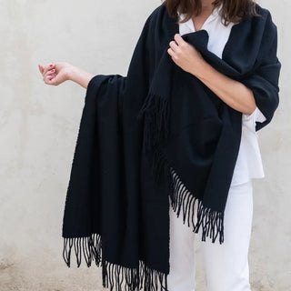 Chal de grazalema negro de la sierra de Cádiz, vista en detalle del tejido de espiga de lana-Real Fábrica