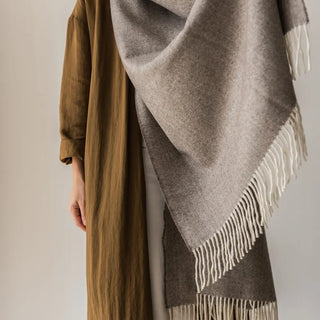 Chal en color Visón confeccionada en lana merina de la mejor calidad, de las ovejas de la Sierra de Grazalema, en Cádiz. Real Fábrica.