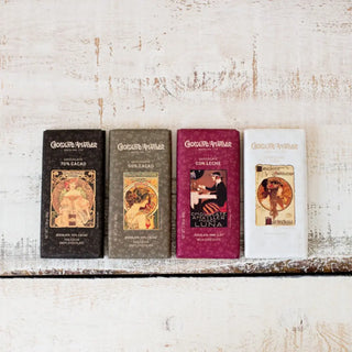 Foto mostrando las diferentes presentaciones del chocolate amatller. Real Fábrica.