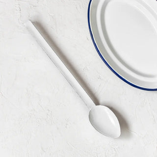 Cucharon de peltre blanco para servir con plato esmaltado