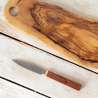 Vista cenital de cuchillo patatero.  mango de madera de acacia con filo dorado y acero de primera calidad. Elaborados artesanalmente en Galicia. Real Fábrica.