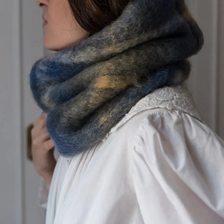 Cuello artesano confeccionado con fibra de mohair de primera calidad. Tiene un dibujo de tartán azul. Real Fábrica.
