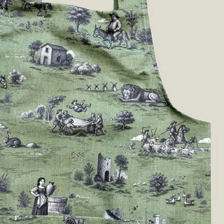 Detalle de los dibujos del delantal en volor blanco sobre fondo verde. Real Fábrica