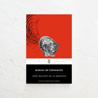 Libro Don Quijote de la Mancha de la editorial Penguin en el que aparece un casco medieval en la portada. Real Fábrica